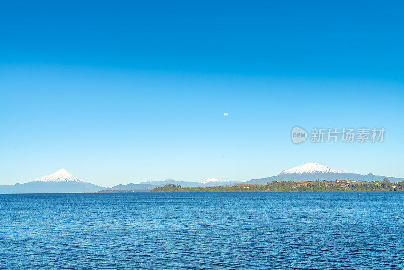 奥索尔诺火山和Volcán Calbuco与月亮-智利湖地区，瓦拉斯港，智利